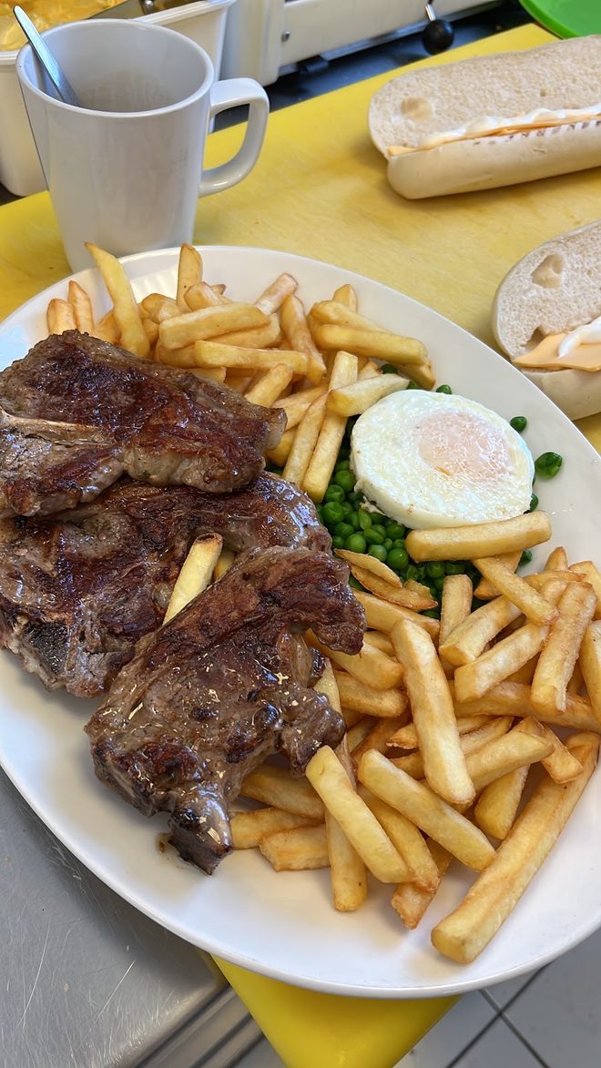 Steak, chips, peas and a fried egg